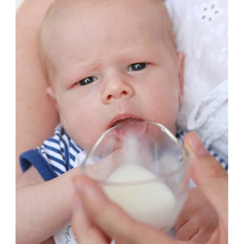 Szoptatás- és fogbarát svéd itató-etetőpohár 