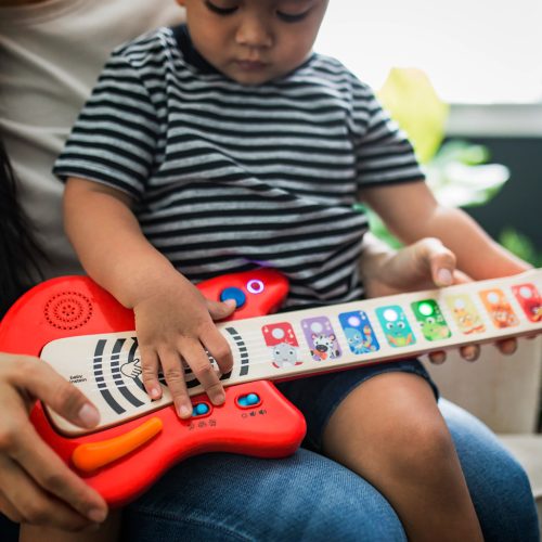 BABY EINSTEIN Fa zenélő játék gitár Together in Tune Guitar™ Connected Magic Touch™ HAPE 6hó+