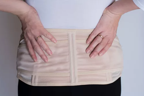 BeautyMommy Upsie pocaktartó öv - állítható - bézs