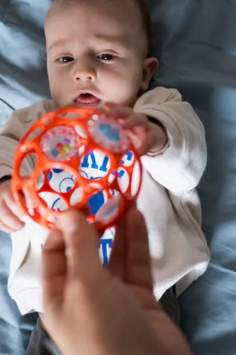 OBALL RATTLE csörgő labda 10 cm narancs 0hó+