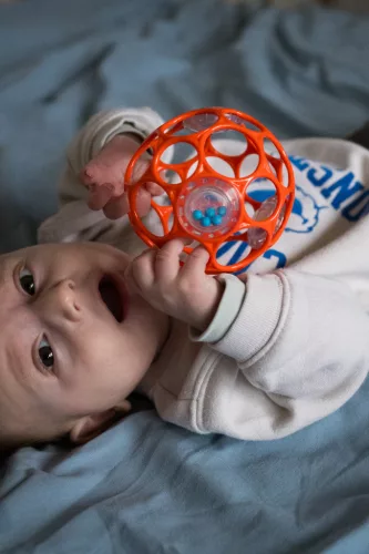 OBALL RATTLE csörgő labda 10 cm narancs 0hó+