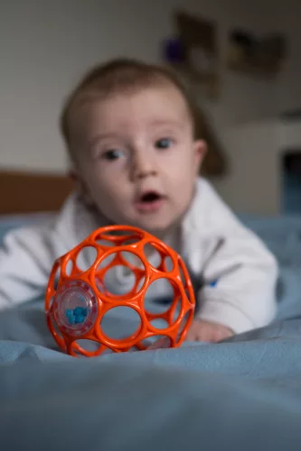 OBALL RATTLE csörgő labda 10 cm narancs 0hó+
