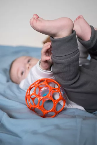 OBALL RATTLE csörgő labda 10 cm narancs 0hó+