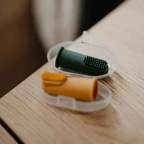 PETITE&MARS Szilikon ujjra húzható fogkefe szett Ochre&Green 2 db 6m+