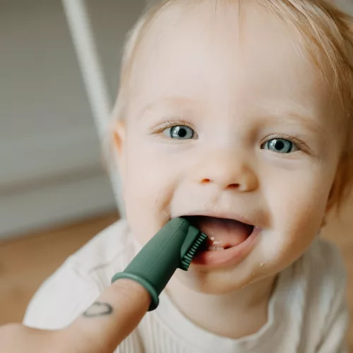 PETITE&MARS Szilikon ujjra húzható fogkefe szett Ochre&Green 2 db 6m+