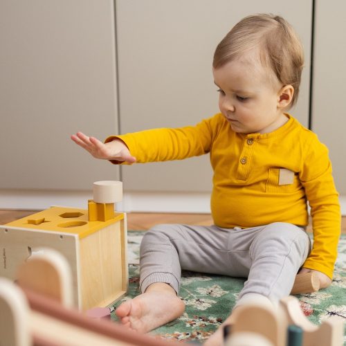 PETITE&MARS Fa formaválogató játék Gravity Wood of Mars 12hó+ Cosmic Blue