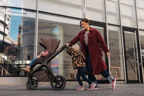 EASYWALKER Kombinált babakocsi Zoey Chestnut Brown + AJÁNDÉK Cybex Aton B2 I-size és Isofix talp