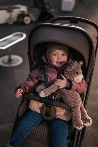 EASYWALKER Kombinált babakocsi Zoey Chestnut Brown + AJÁNDÉK Cybex Aton B2 I-size és Isofix talp