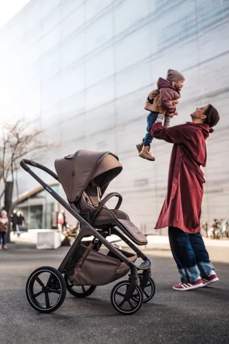 EASYWALKER Kombinált babakocsi Zoey Chestnut Brown + AJÁNDÉK Cybex Aton B2 I-size és Isofix talp